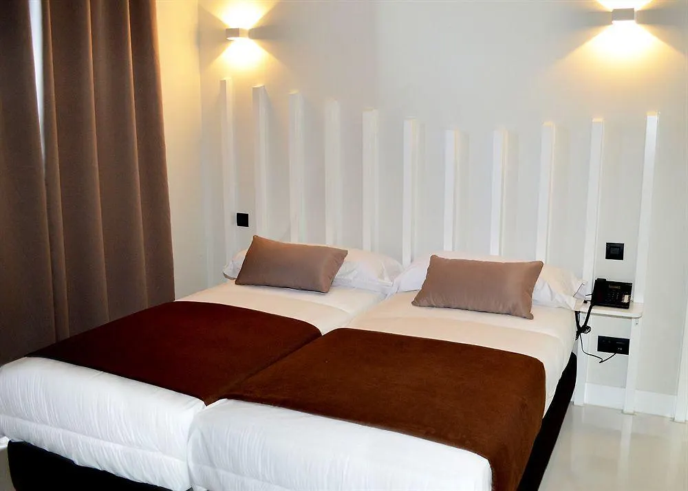 Suites Gran Via 44 Granada 4*,