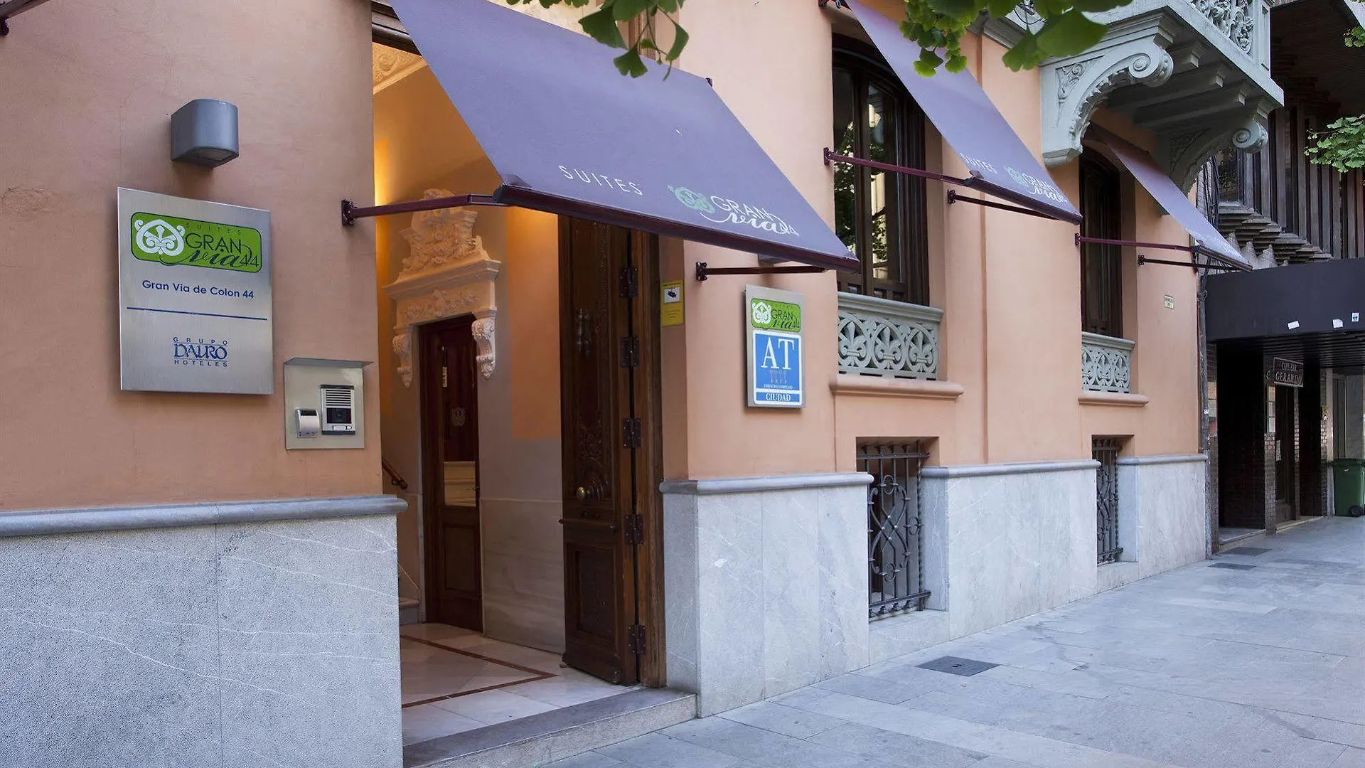Suites Gran Via 44 Granada 4*,